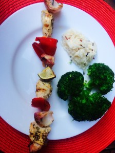 Brochette de poulet marinée Riz et brocolis